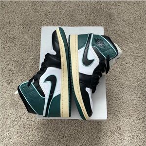 Women’s Nike Air Jordan 1 Mid Oxidized Green size 6.
